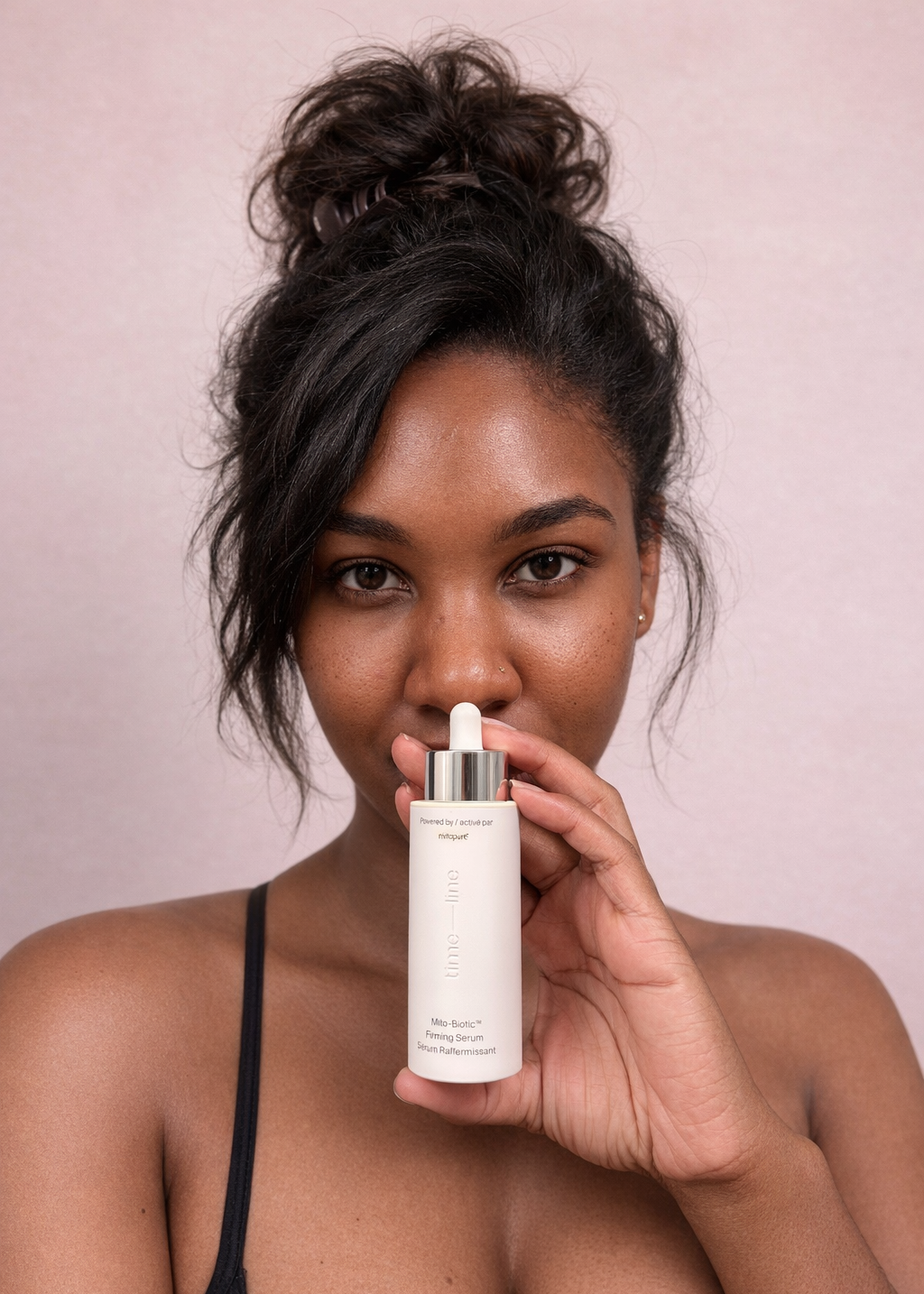 Skincare is the main character. Focus the viewer’s attention leads the eye straight to the bottle, making it the star of the frame.